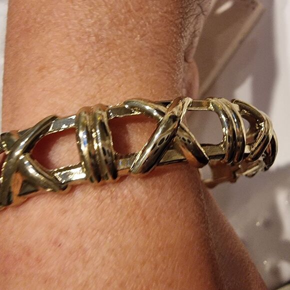 New ANTHRO Intricate Gold Bangle Spring Hinge Bracelet with Ornate Design - Picture 7 of 10